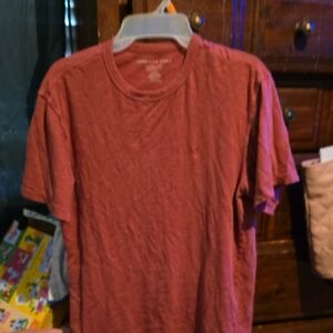 !!. Young Men's  S  Rust Short Sleeve Tee